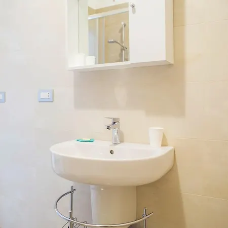 Loreto - Colorful Studio Apartment Milan